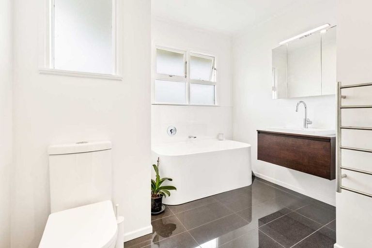 Photo of property in 10 Murray Road, Te Atatu Peninsula, Auckland, 0610