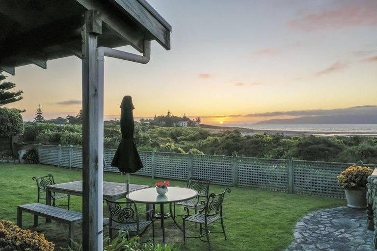 Photo of property in 41 Field Way, Waikanae Beach, Waikanae, 5036