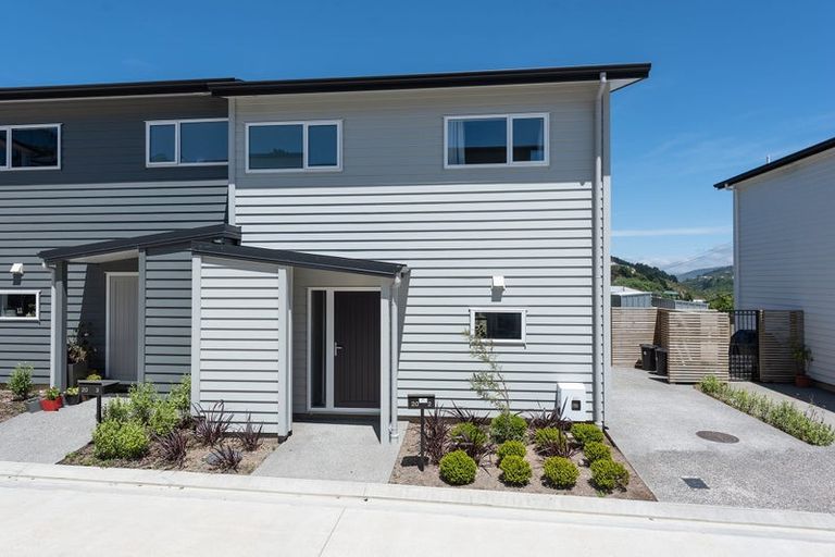 Photo of property in 20u2 Glanmire Road, Newlands, Wellington, 6037