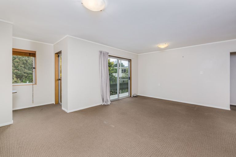 Photo of property in 35 Kemp Road, Massey, Auckland, 0614