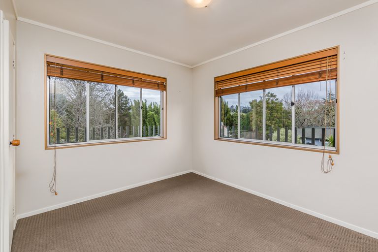 Photo of property in 35 Kemp Road, Massey, Auckland, 0614