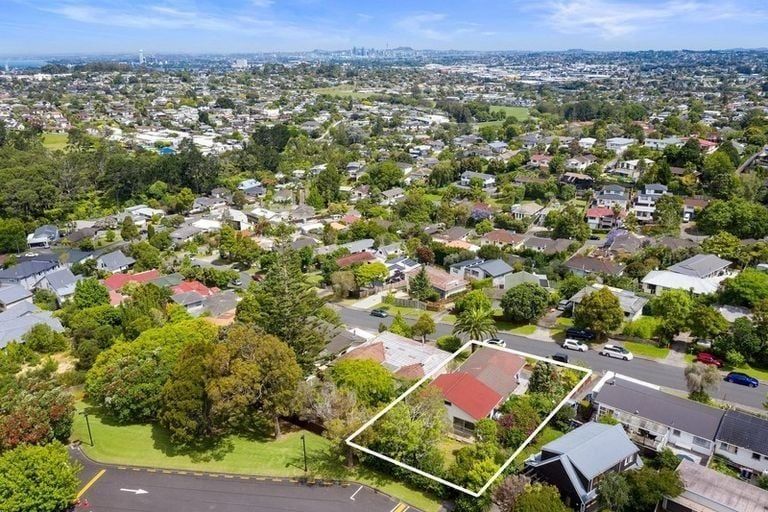 Photo of property in 4a Lavery Place, Sunnynook, Auckland, 0632