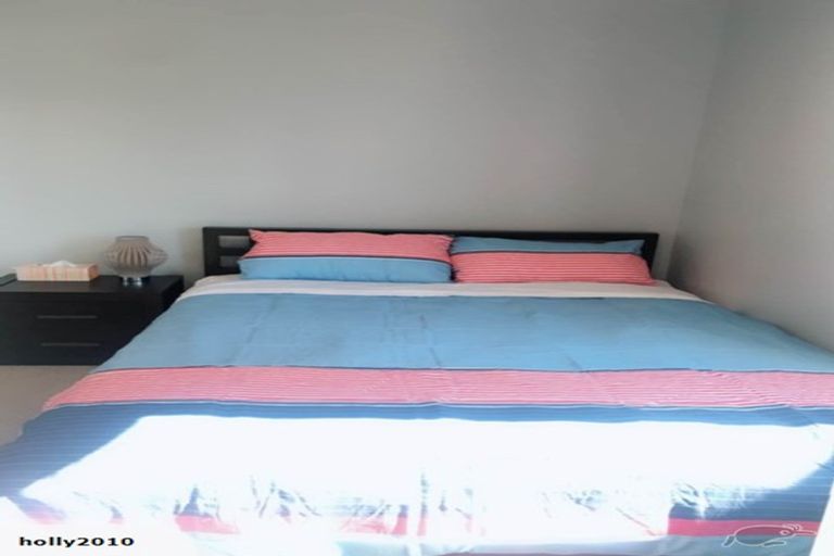 Photo of property in 17 Somes Crescent, Newlands, Wellington, 6037