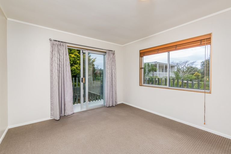 Photo of property in 35 Kemp Road, Massey, Auckland, 0614