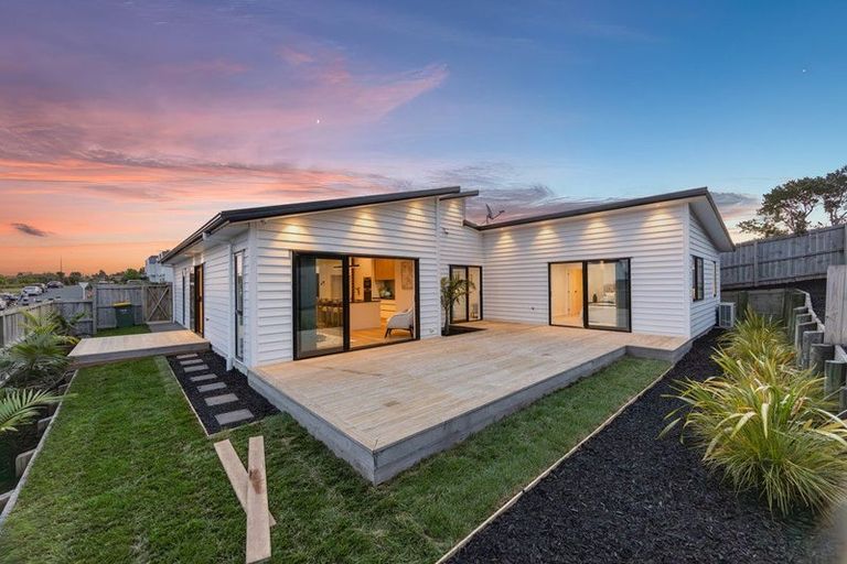 Photo of property in 40 Taikura Avenue, Red Beach, 0932