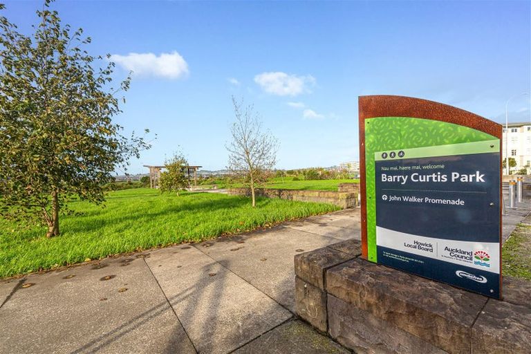 Photo of property in 16 Frank Bunce Grove, Flat Bush, Auckland, 2019
