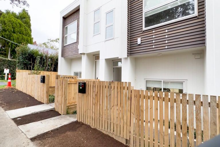 Photo of property in 4/10 Tirimoana Road, Te Atatu South, Auckland, 0602