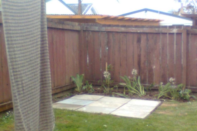 Photo of property in 2/12 Hinekohu Street, New Lynn, Auckland, 0600