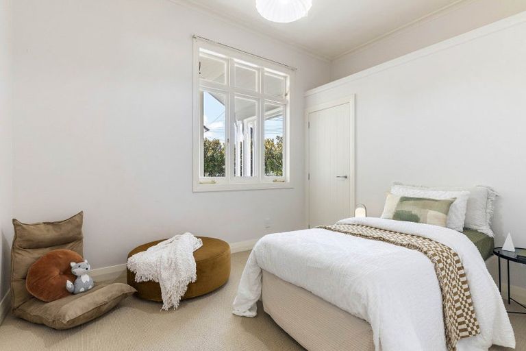 Photo of property in 32 Clarence Road, Northcote Point, Auckland, 0627