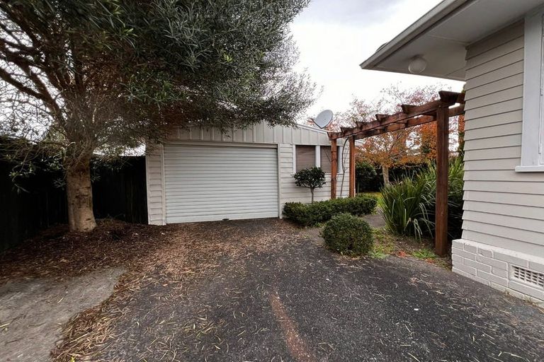 Photo of property in 33 Durham Street, Te Atatu Peninsula, Auckland, 0610