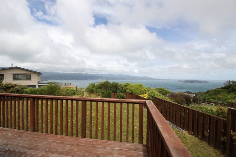 Photo of property in 30 Somes Crescent, Newlands, Wellington, 6037