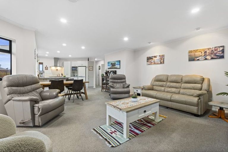 Photo of property in 44 Chesterfield Way, Orewa, 0931