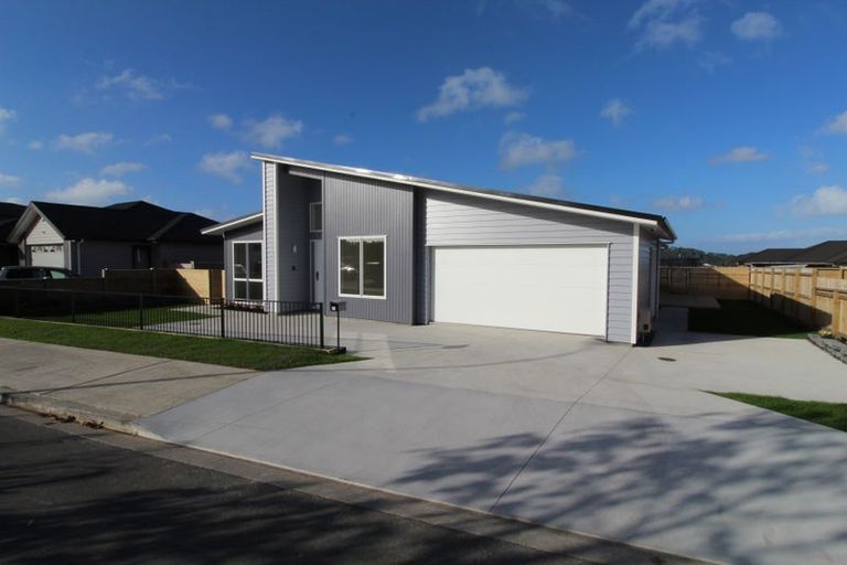 Photo of property in 17 Grove Way, Riverhead, 0820