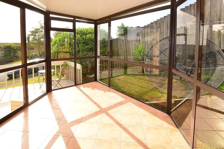 Photo of property in 8 Tenbless Court, Unsworth Heights, Auckland, 0632