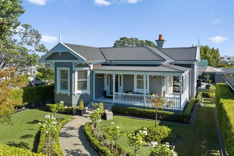 Photo of property in 58 Stanley Point Road, Stanley Point, Auckland, 0624
