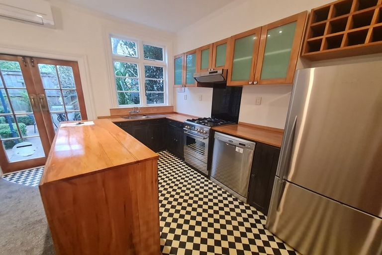 Photo of property in 10 Porritt Avenue, Mount Victoria, Wellington, 6011
