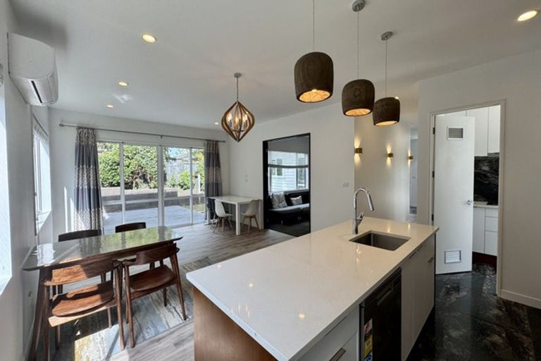 Photo of property in 31a Wairau Road, Forrest Hill, Auckland, 0627