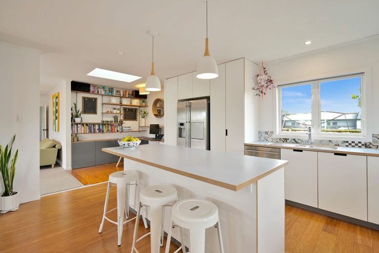 Photo of property in 14 Harbour View Road, Te Atatu Peninsula, Auckland, 0610