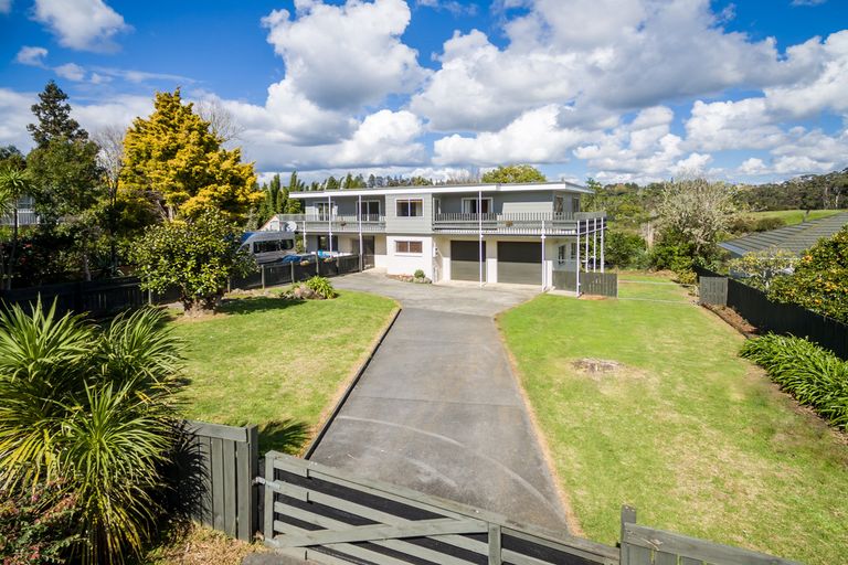 Photo of property in 35 Kemp Road, Massey, Auckland, 0614