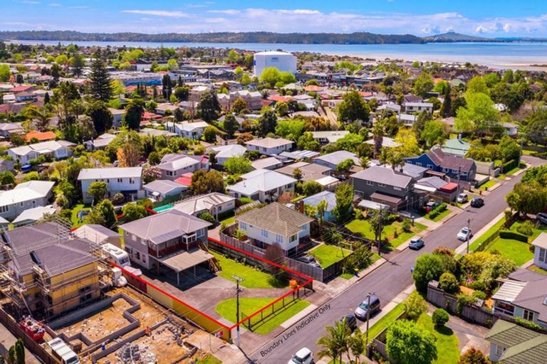 Photo of property in 9 Stokes Avenue, Te Atatu Peninsula, Auckland, 0610