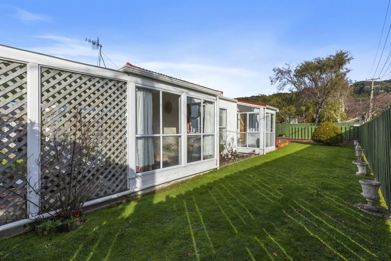 Photo of property in 5 Lees Grove, Wainuiomata, Lower Hutt, 5014