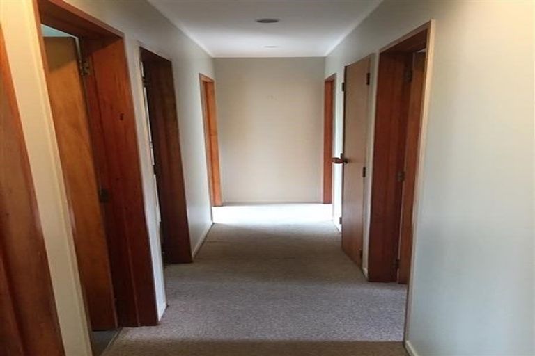 Photo of property in 13a Kingsbridge Place, Newlands, Wellington, 6037