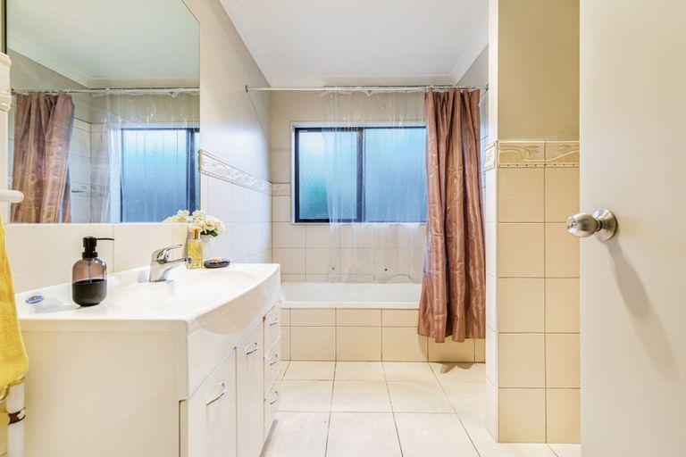 Photo of property in 65 Helleur Road, Massey, Auckland, 0614