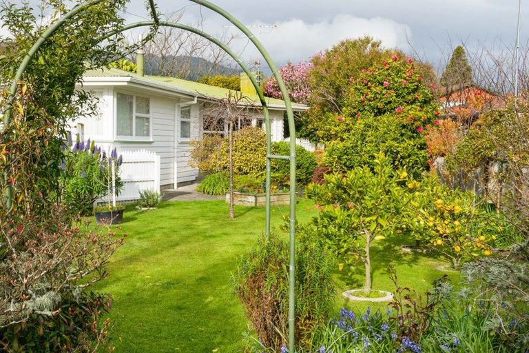 Photo of property in 9 Nimmo Avenue West, Waikanae, 5036