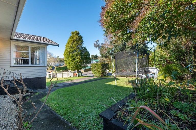 Photo of property in 10 Aplin Place, Birkdale, Auckland, 0626