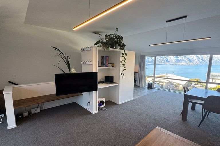 Photo of property in 46 Wynyard Crescent, Fernhill, Queenstown, 9300