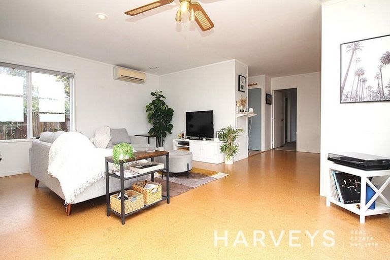 Photo of property in 5 Porter Avenue, Te Atatu South, Auckland, 0610