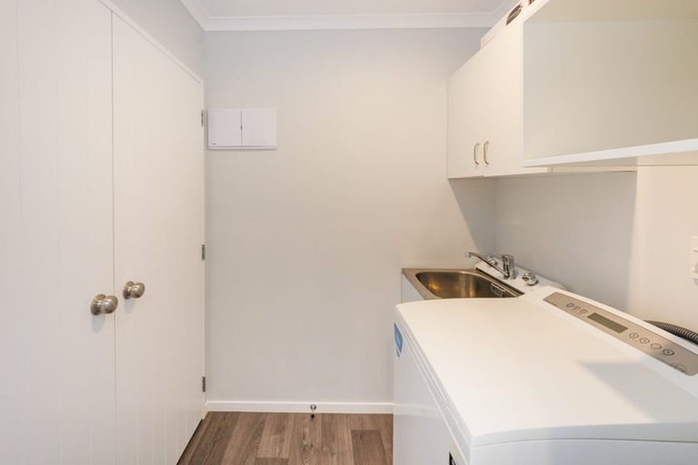 Photo of property in 58 Exeter Crescent, Takaro, Palmerston North, 4412