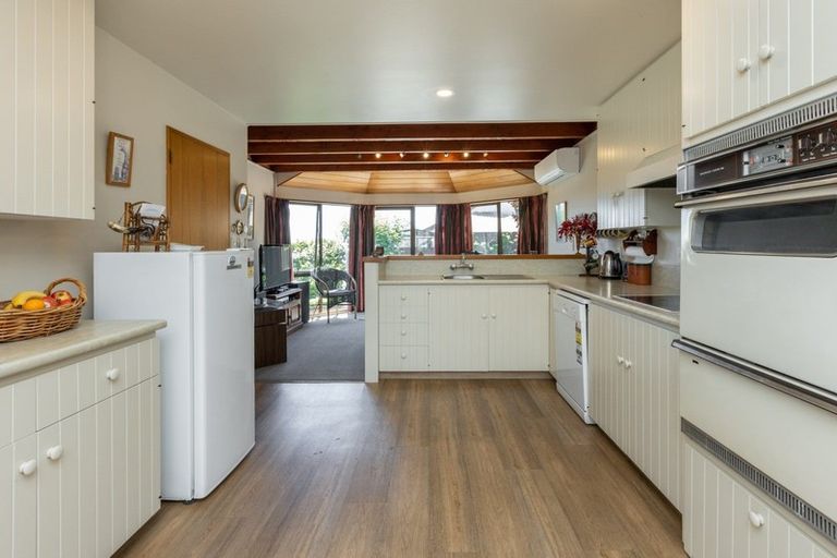 Photo of property in 12 Busby Hill, Havelock North, 4130