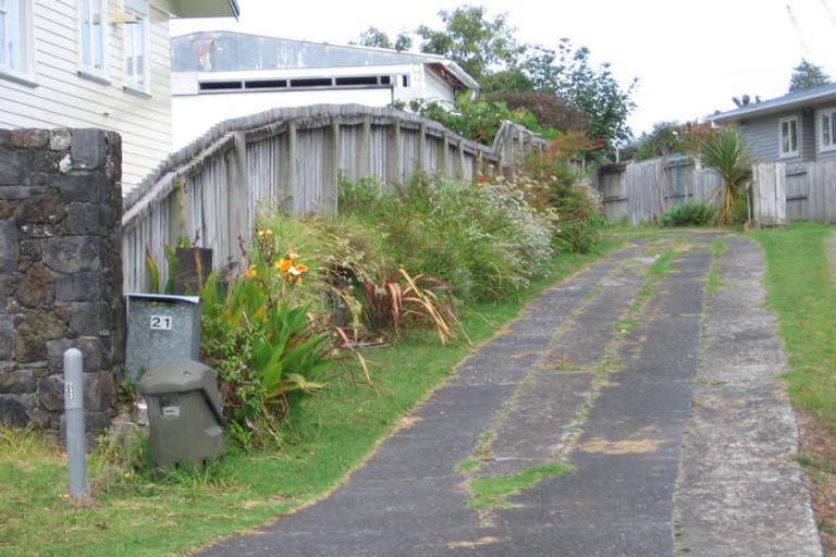 Photo of property in 21 La Rosa Street, Green Bay, Auckland, 0604