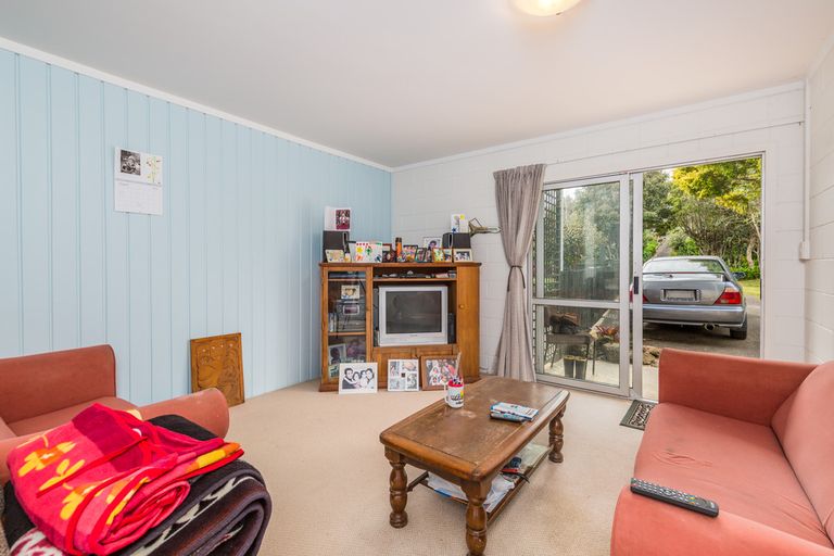 Photo of property in 35 Kemp Road, Massey, Auckland, 0614