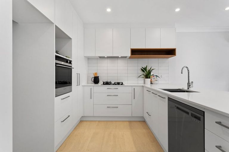 Photo of property in 51 Parkmore Drive, Rosehill, Papakura, 2113