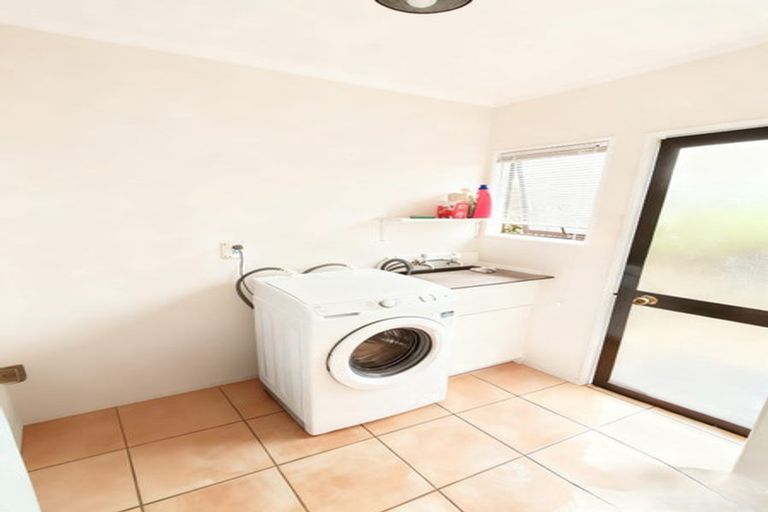 Photo of property in 62 West Fairway, Golflands, Auckland, 2013