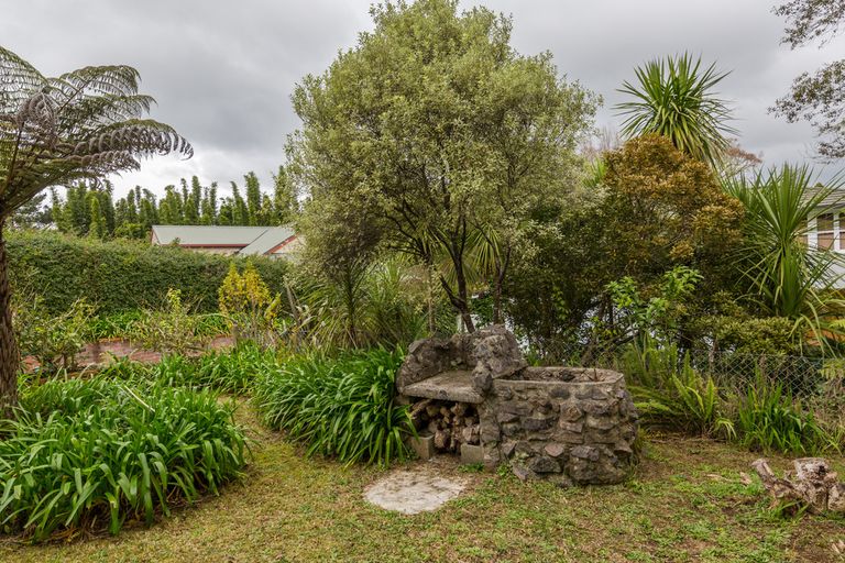 Photo of property in 35 Kemp Road, Massey, Auckland, 0614