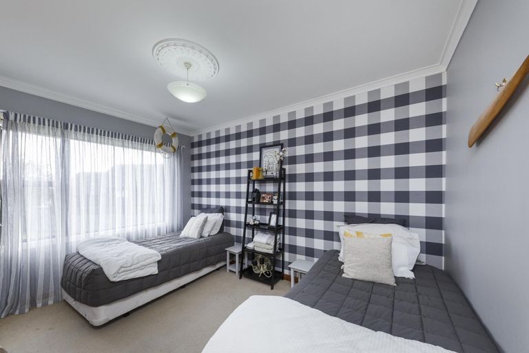 Photo of property in 12 Innes Place, Roslyn, Palmerston North, 4414