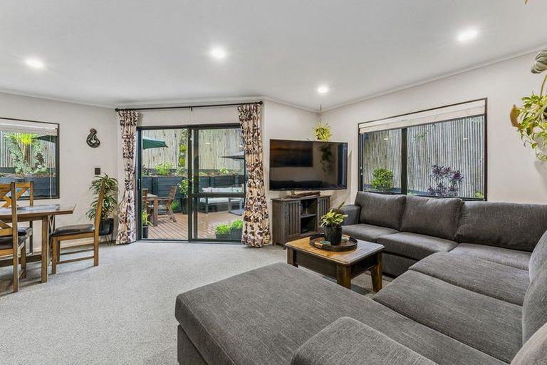 Photo of property in 2/22 Merton Avenue, Glenfield, Auckland, 0627