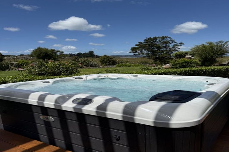 Photo of property in 31 Oakpark Place, West Harbour, Auckland, 0618