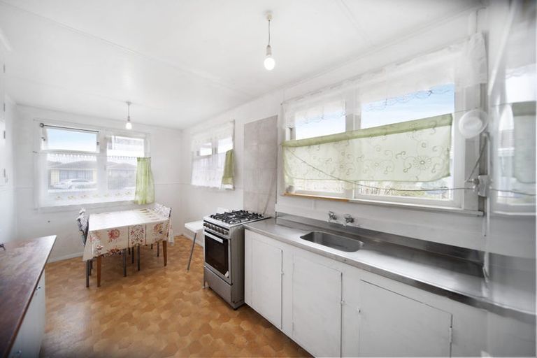 Photo of property in 33 Convair Crescent, Mangere, Auckland, 2022