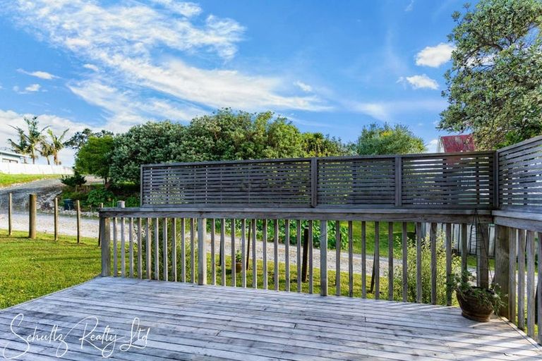 Photo of property in 23 Oxford Street, Whakapirau, 0583