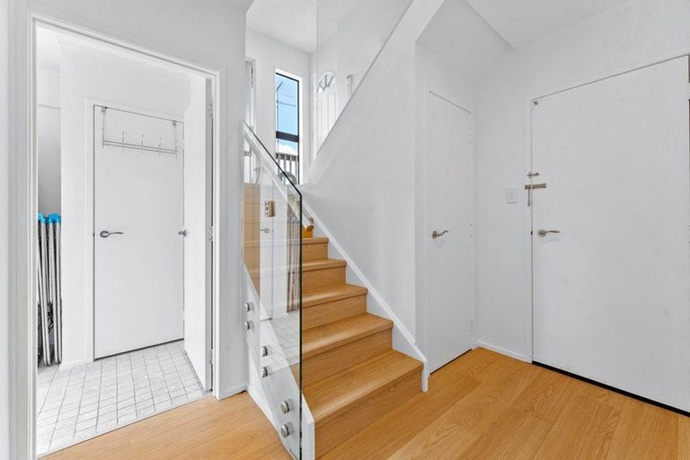 Photo of property in 10 Mosman Place, Chatswood, Auckland, 0626
