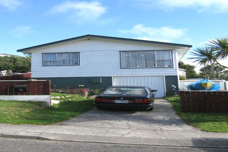 Photo of property in 4 Pimlico Place, Newlands, Wellington, 6037