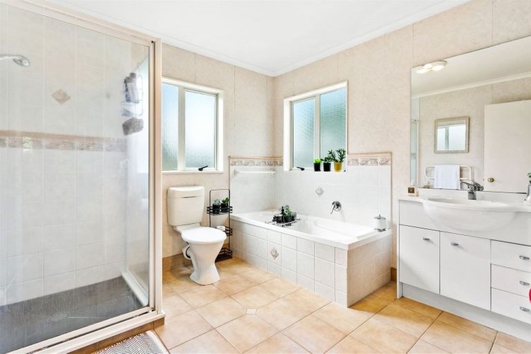 Photo of property in 15 Huntaway Lane, Te Atatu Peninsula, Auckland, 0610