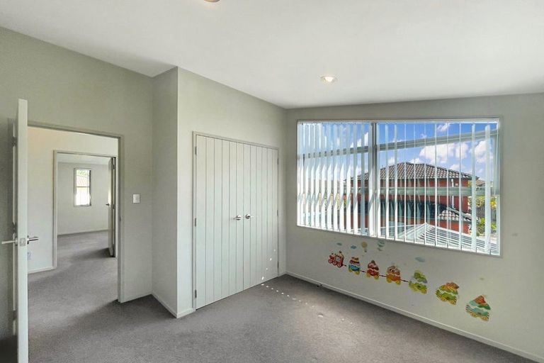 Photo of property in 8 Mana Lane, Pinehill, Auckland, 0632