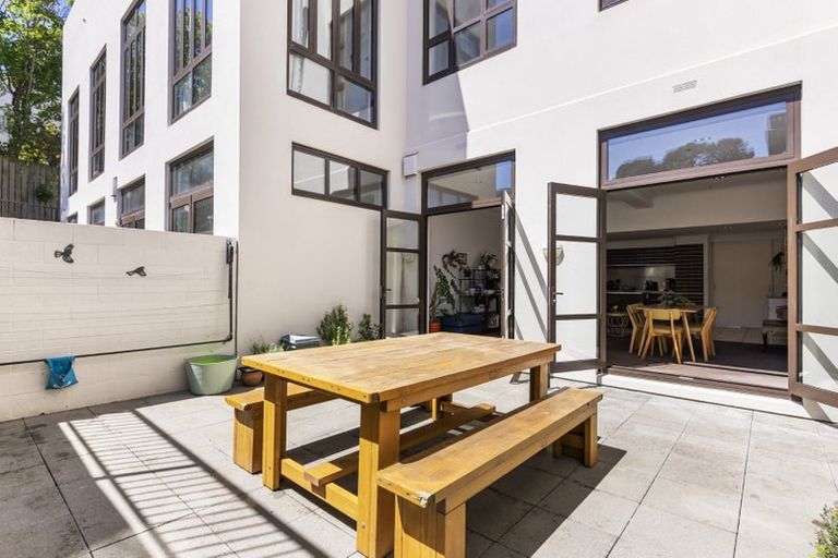 Photo of property in Augusta Apartments, 9/254 Willis Street, Te Aro, Wellington, 6011
