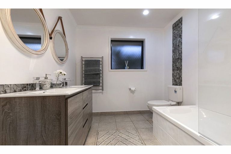 Photo of property in 17 Matija Place, Red Beach, 0932