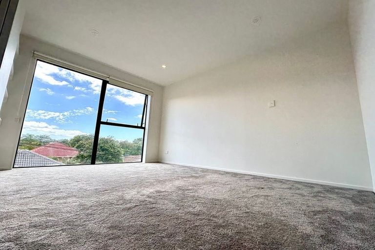 Photo of property in 8/26 Buscomb Avenue, Henderson, Auckland, 0610
